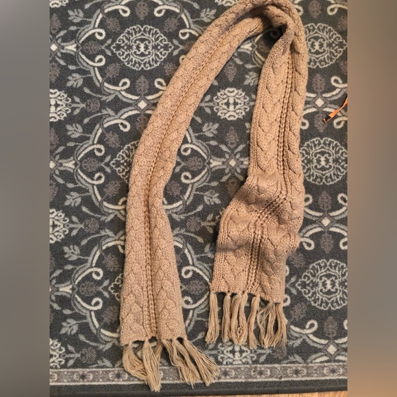 Slouchy hat, lot scarfs, and slipper socks - Picture 4 of 5